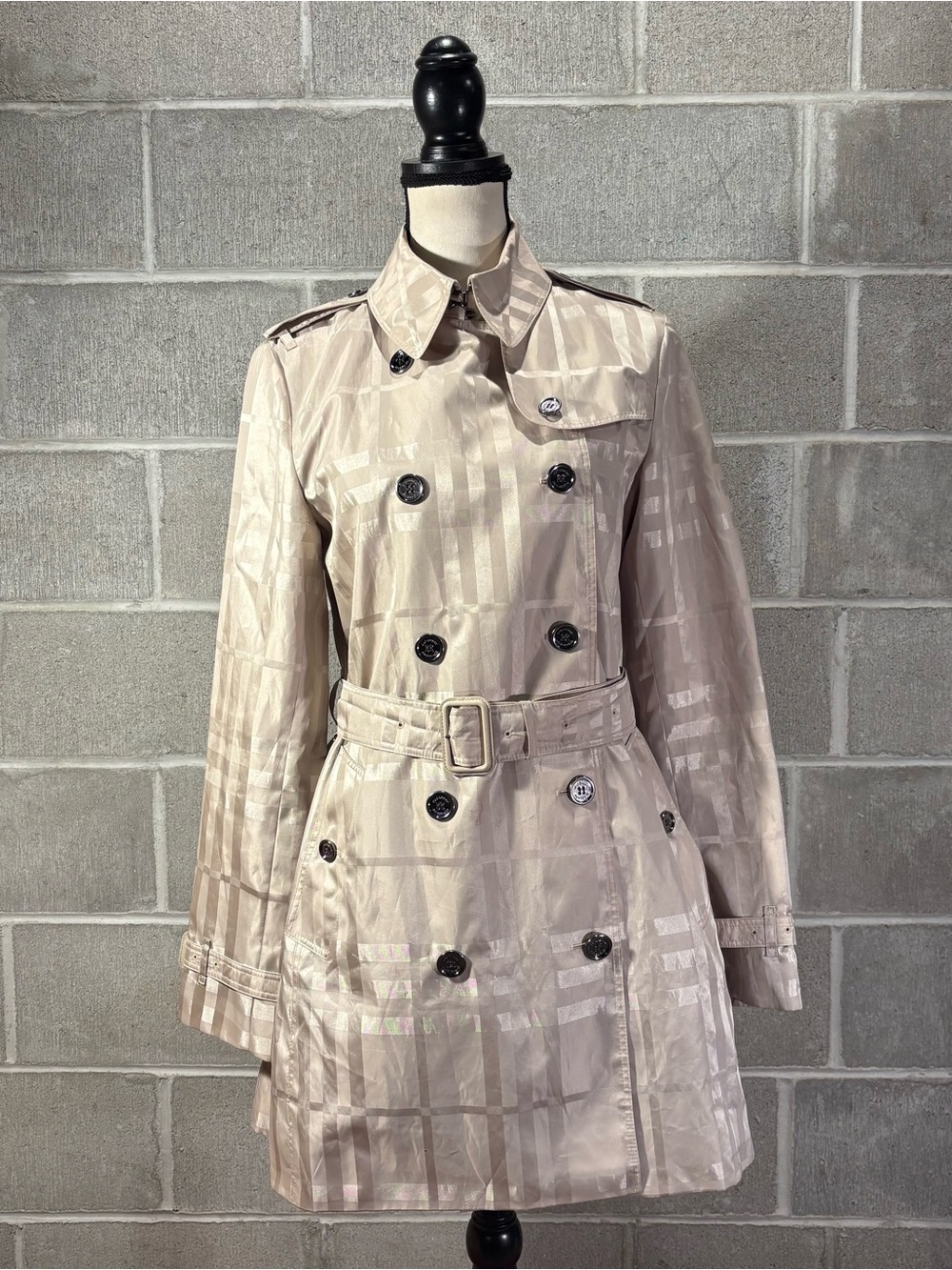 Burberry trench coat. - Picture 2 of 16